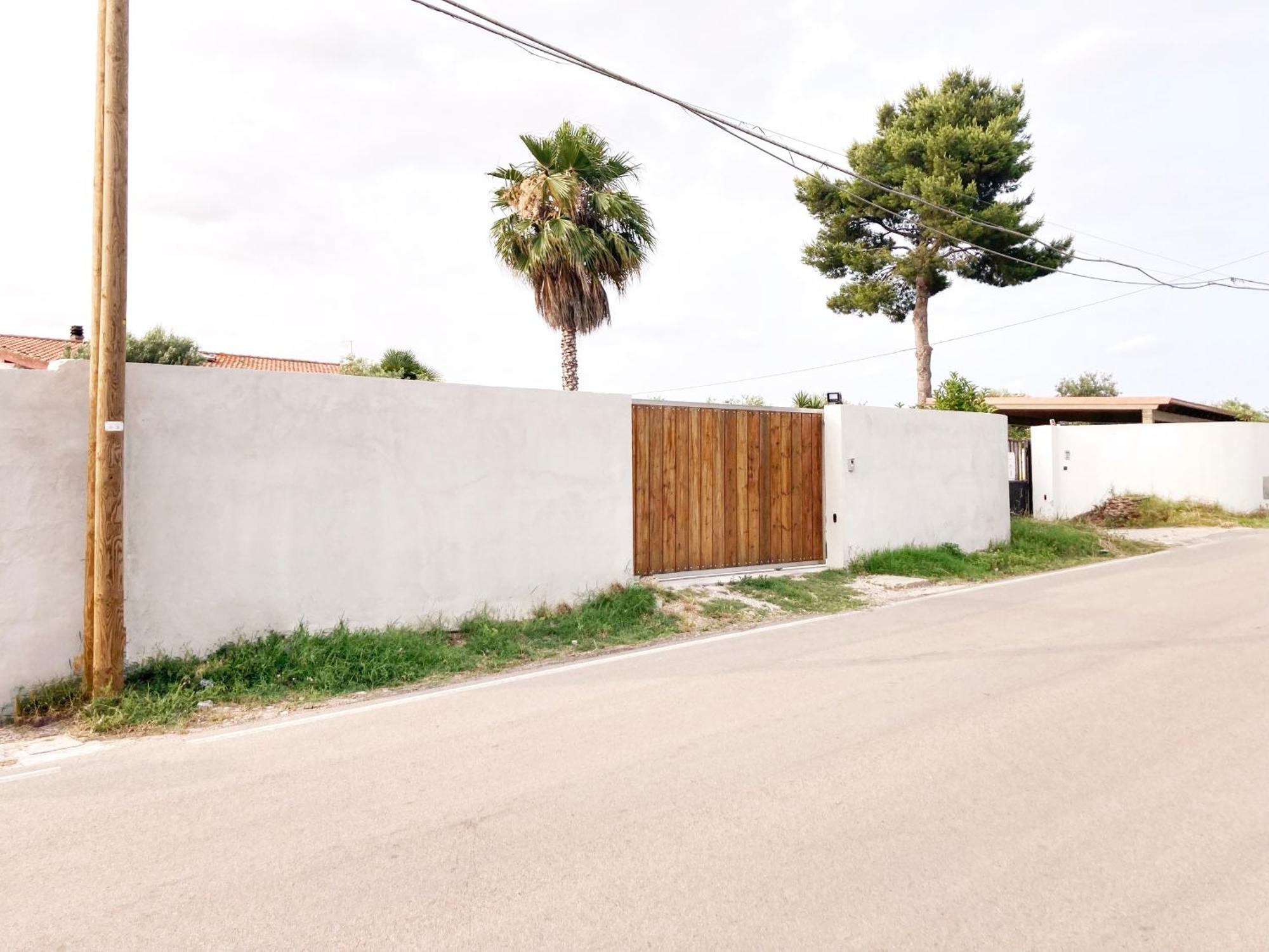 Algherolux -Free Secure Gated Parking For Cars And Motorbikes Exterior foto