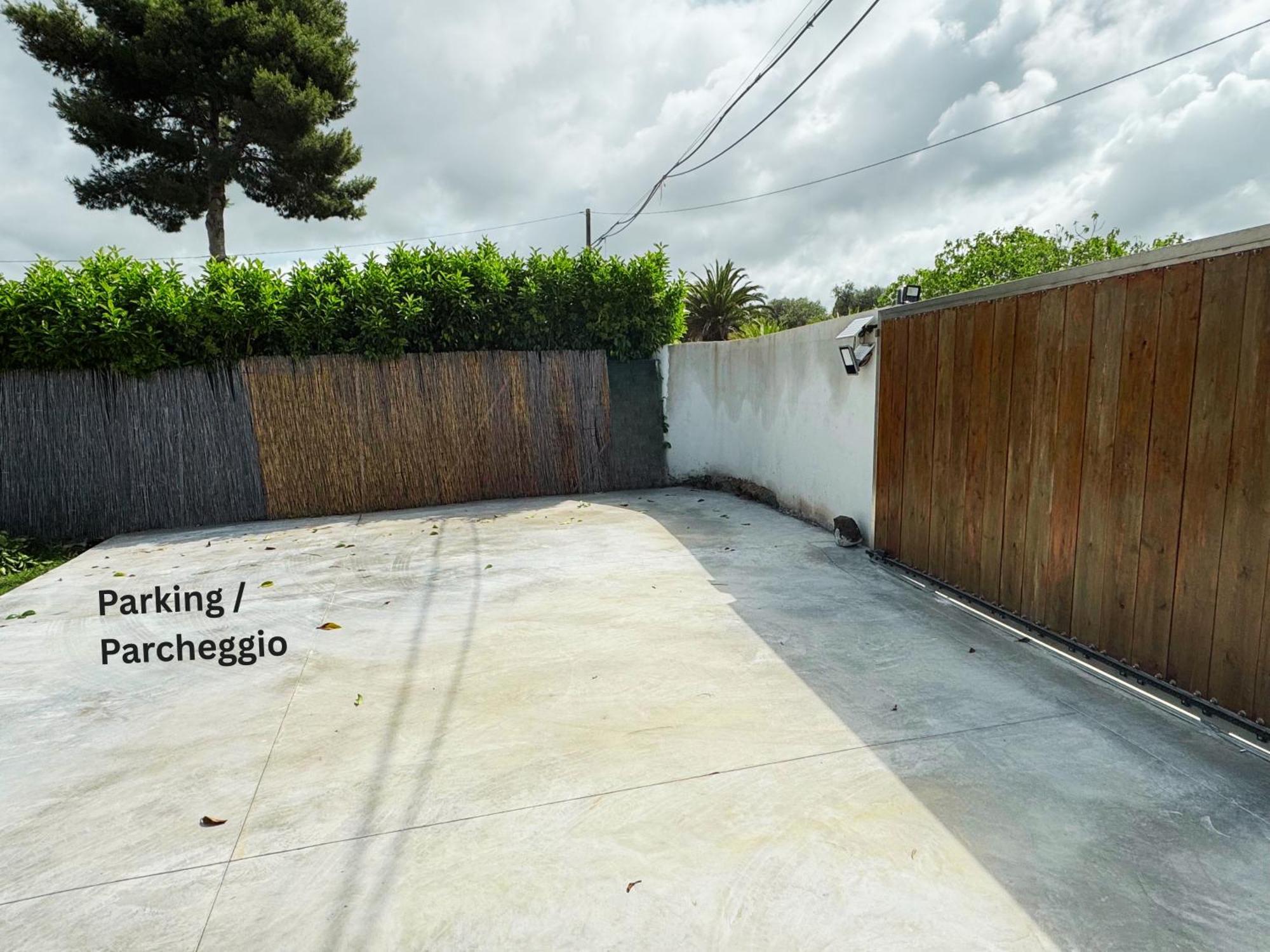 Algherolux -Free Secure Gated Parking For Cars And Motorbikes Exterior foto