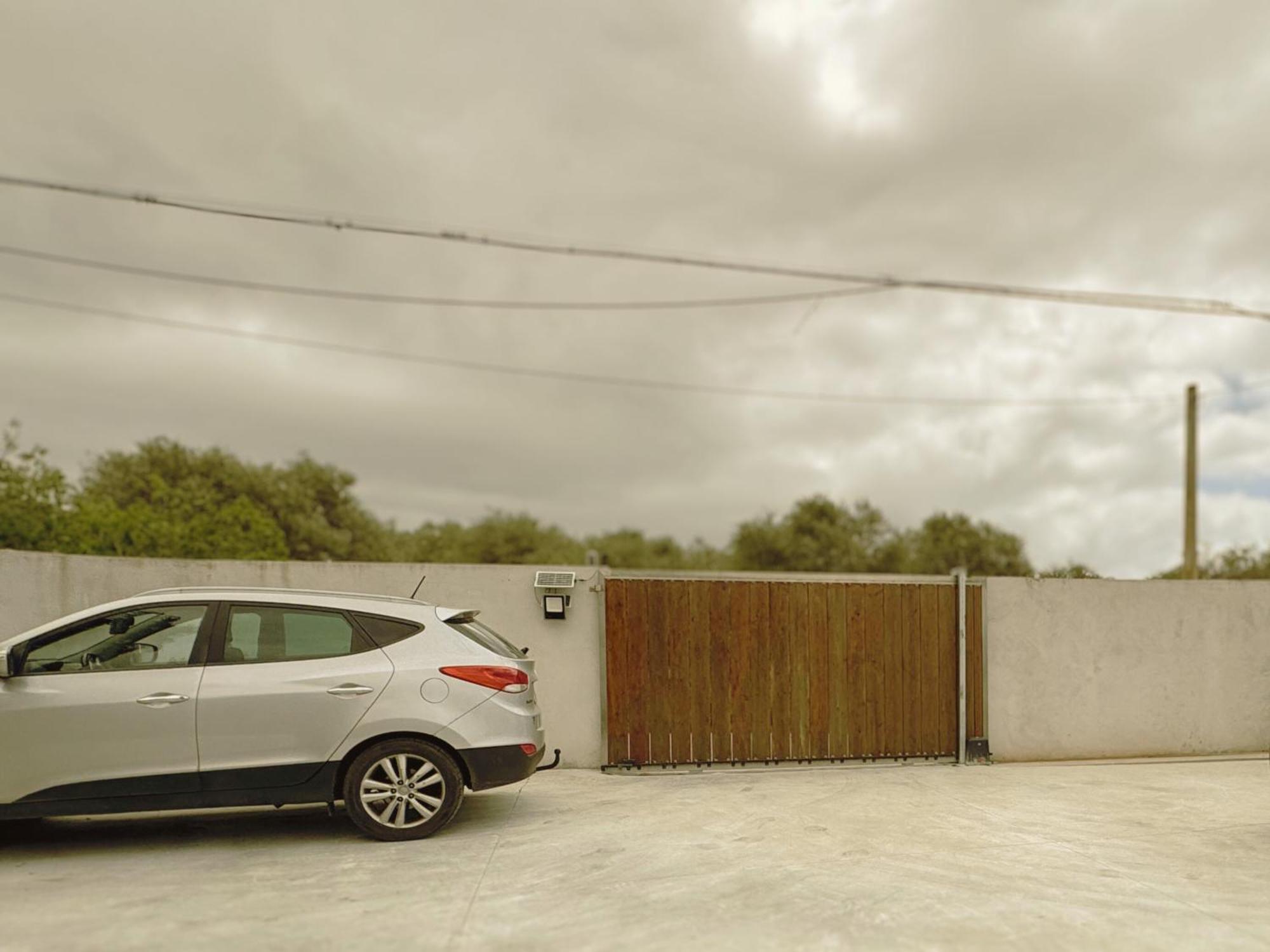 Algherolux -Free Secure Gated Parking For Cars And Motorbikes Exterior foto